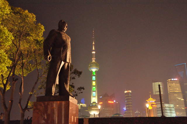 Mao on the Bund, with Pudong and the Pearl Oriental Tower in the background