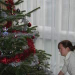 Ali lighting the tree