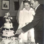 Fred Warnes & Pat Warnes cutting the cake