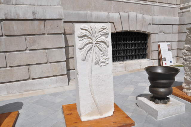 The (unfinished?) stones appearing outside St Paul's