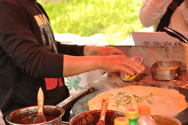 Street vendor making pancake/omelette outside the Temple of Heaven