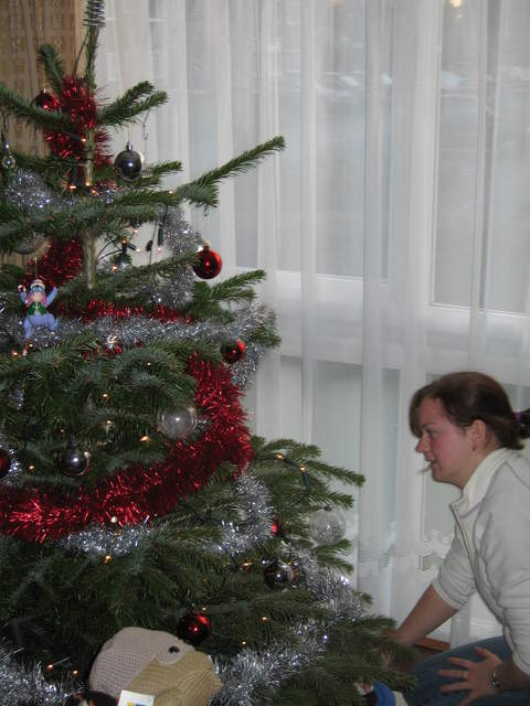 Ali lighting the tree