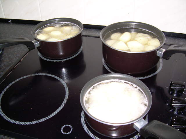 Boiling potatoes