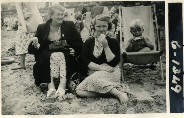 (LtR) Daisy Miller, Margerie Joan Mason, Mick Miller - 1950-1951
