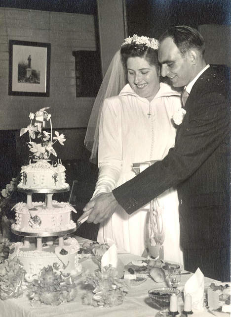 Fred Warnes & Pat Warnes cutting the cake