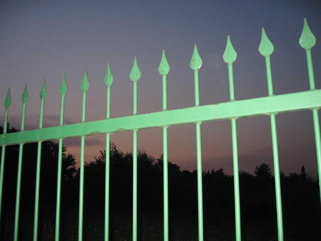 Sunset fence on the way to Kosciuszko's Mound