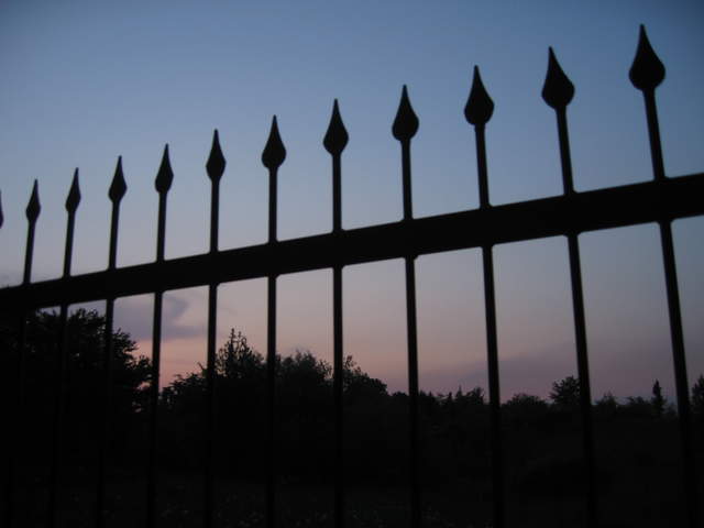 Sunset fence on the way to Kosciuszko's Mound
