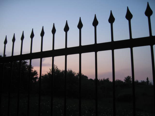 Sunset fence on the way to Kosciuszko's Mound