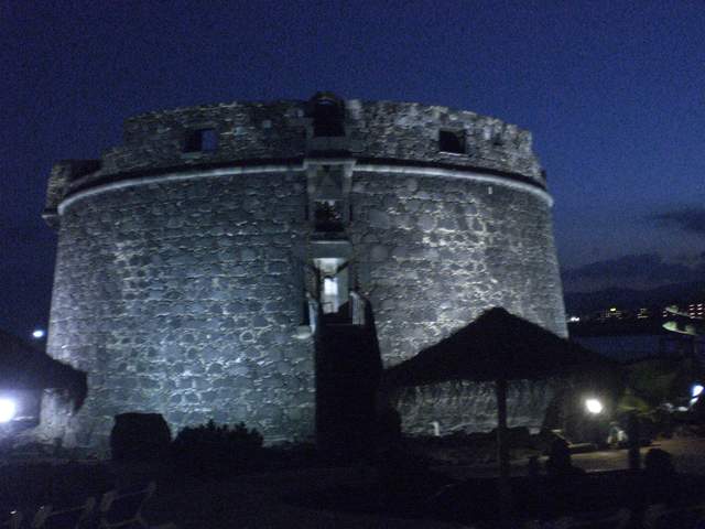 Castillo at night