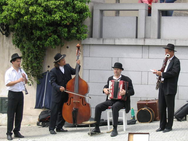 Buskers outside Prague Castle