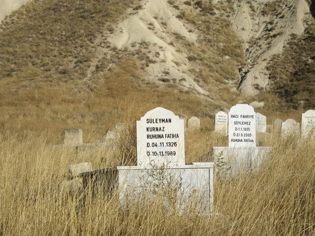 Gravestone near Çavuşin