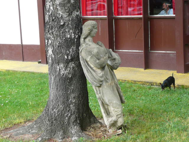 Statue having a rest