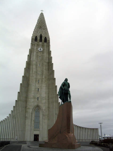 Statue of Leifur Eiriksson in front of Hallgrimskirkja Church