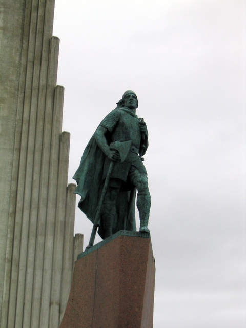Statue of Leifur Eiriksson in front of Hallgrimskirkja Church