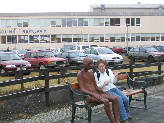 Ali talking to .. a statue...
