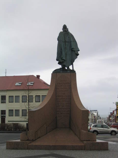 Statue of Leifur Eiriksson in front of Hallgrimskirkja Church