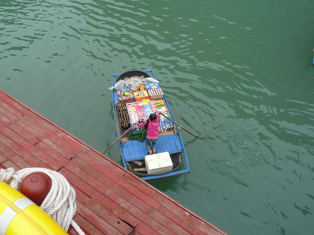 Aqua-supermarket in Ha Long Bay