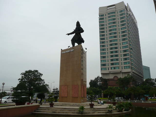 Tran Hung Dao Roundabout