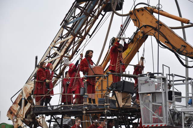 The team working the giant