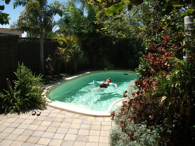 While Guy watched the Aussies thrash England at the WACA, Connie stayed cool in the pool